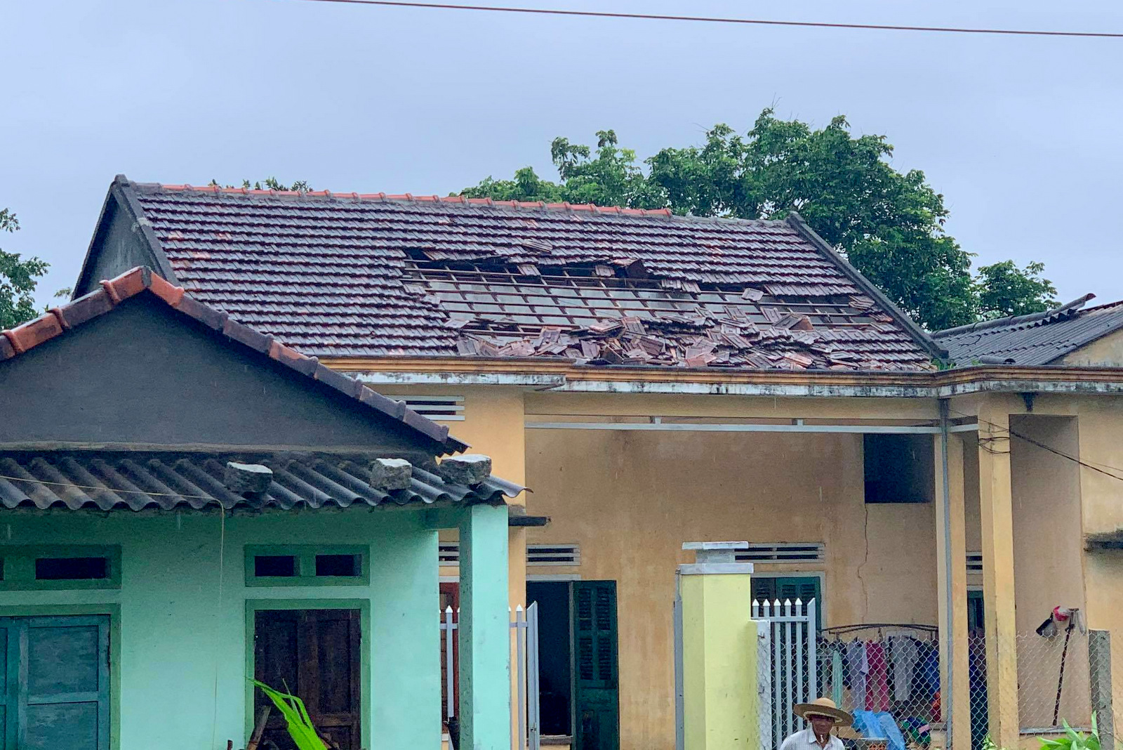 Hàng chục ngôi nhà tốc mái, hư hại do lốc xoáy