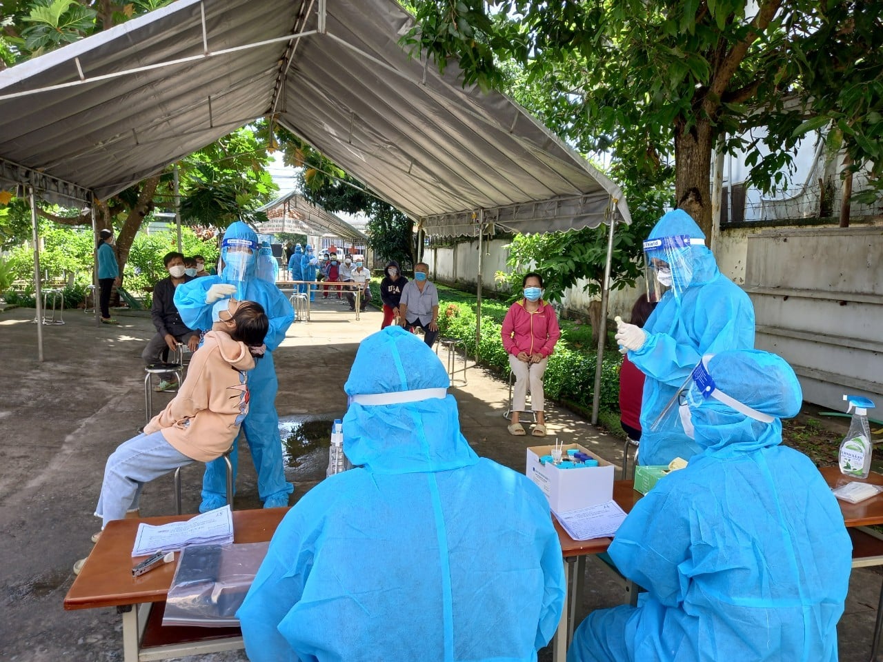 Ngày 28 10, số ca nhiễm COVID -19 tăng ,với 4 892 ca, đã tiêm 77 triệu liều vắc xin