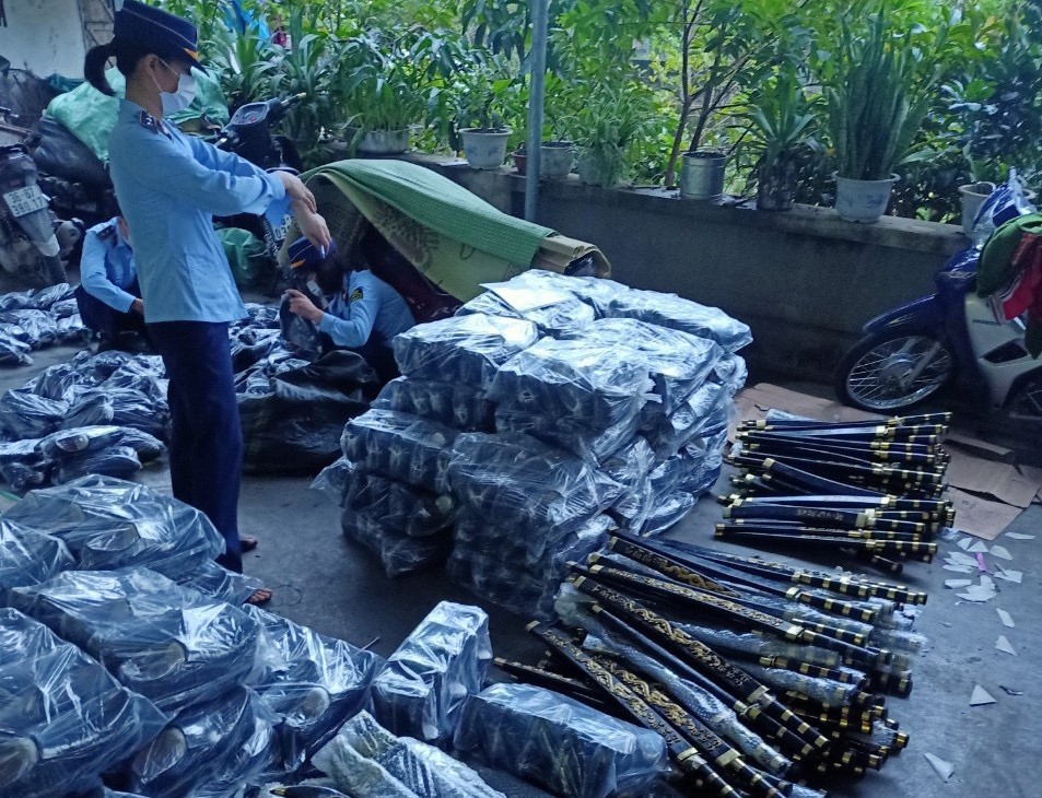 Phát hiện kho hàng nóng cực khủng tại một cơ sở kinh doanh online