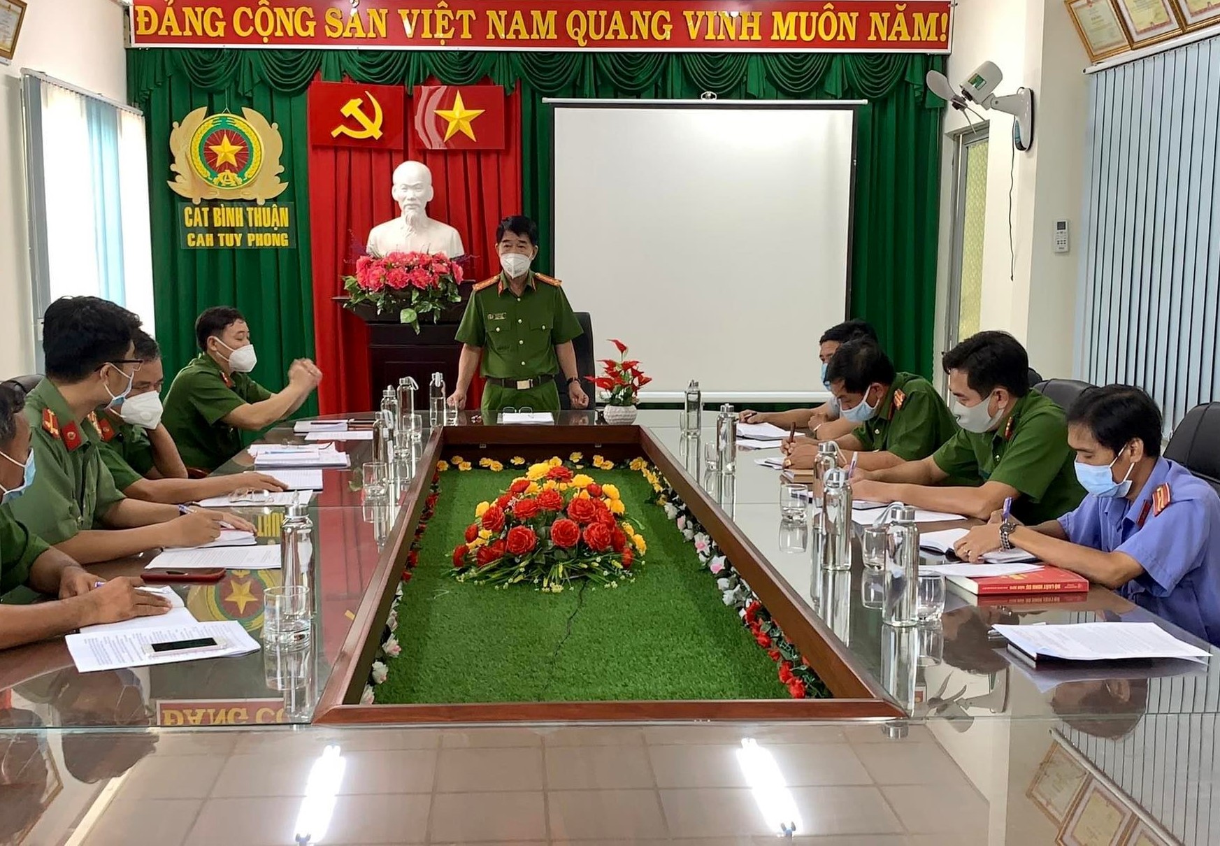 Phê chuẩn bắt nhóm đối tượng ép thiếu nữ 16 tuổi vào khách sạn, hiếp dâm