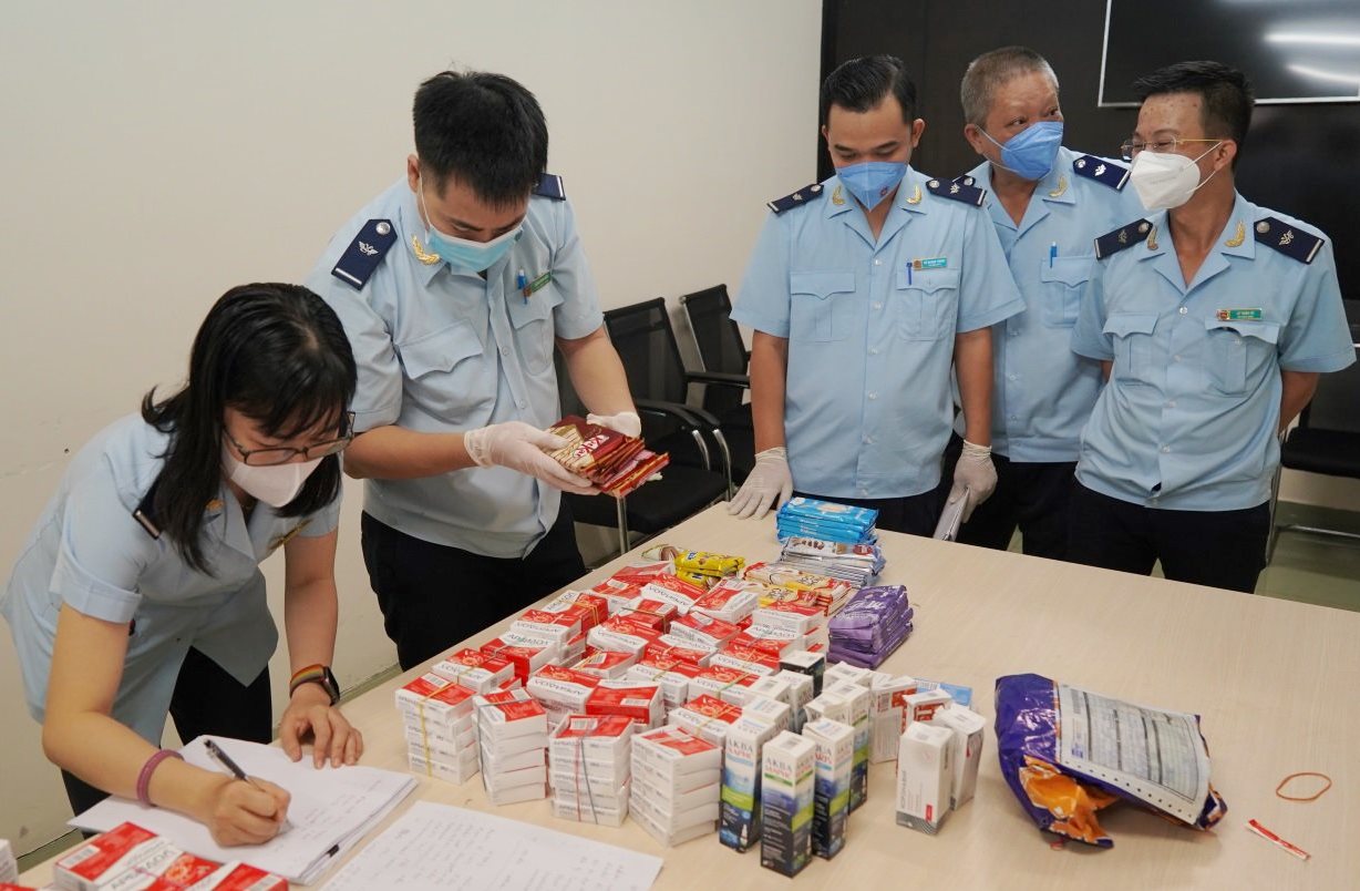 Bắt giữ vụ vận chuyển hơn 3 000 viên thuốc điều trị COVID-19 nhập lậu