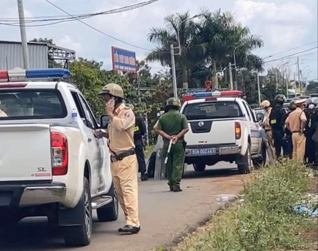 Hàng trăm Cảnh sát bao vây, khống chế đối tượng cố thủ trong nhà