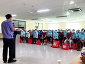VKSND tỉnh Bình Phước phối hợp tuyên truyền pháp luật và tặng quà công nhân