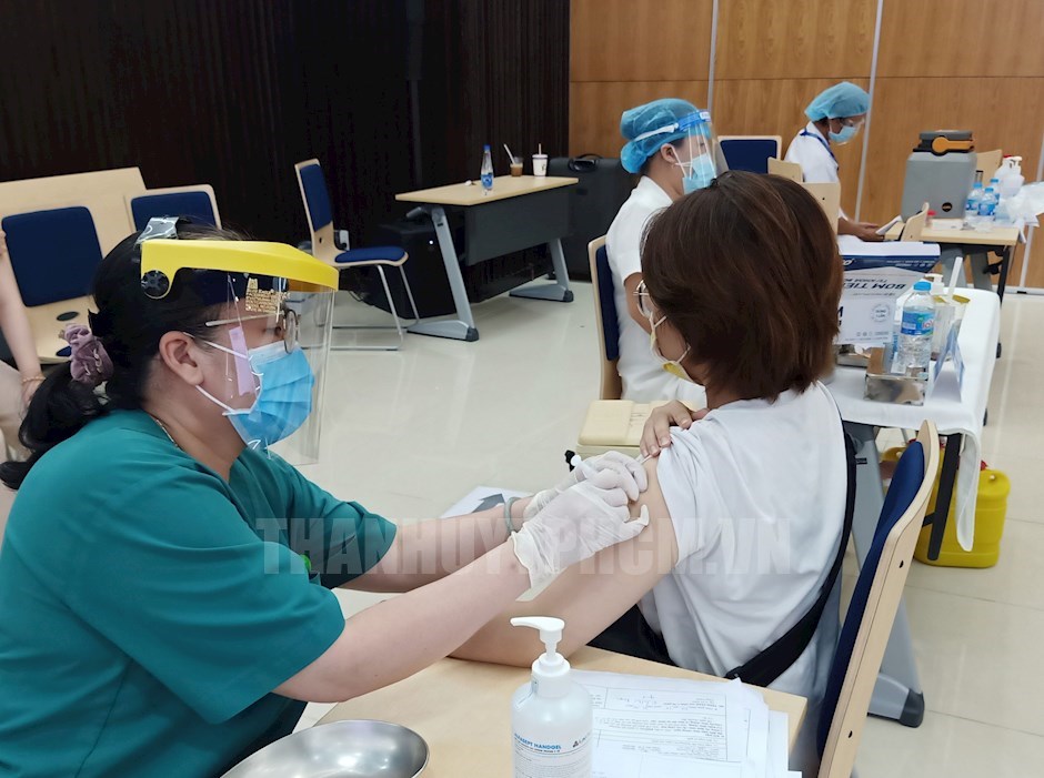 Ngày 15 11 ghi nhận 8 616 ca nhiễm COVID-19, gần 100 triệu liều vắc xin được tiêm