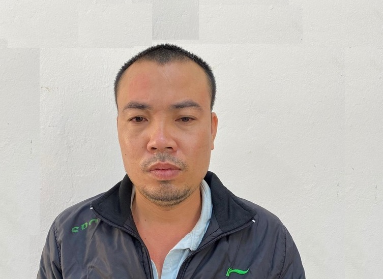 Hành hung tài xế vì không cho xe vượt trước