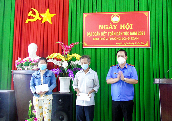 VKSND tỉnh Bà Rịa - Vũng Tàu tặng quà người dân có hoàn cảnh khó khăn