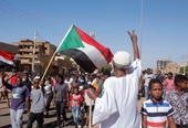 Biểu tình đổ máu tiếp diễn ở Sudan bất chấp quân đội xuống nước phục chức cho Thủ tướng