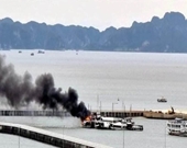 Hai tàu du lịch bốc cháy dữ dội ở vịnh Hạ Long