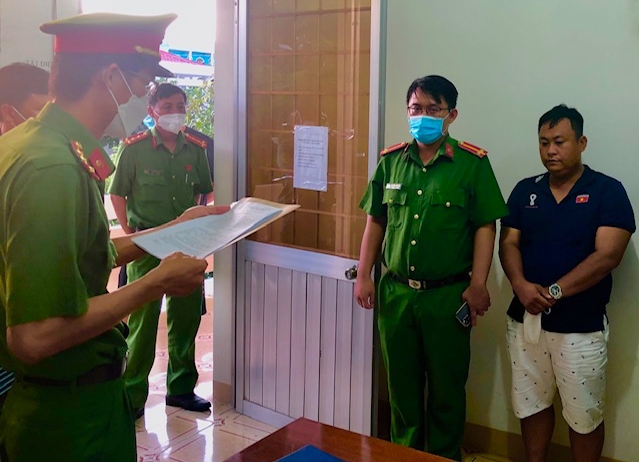 Khám xét khẩn cấp nơi ở và nơi làm việc cán bộ đô thị nghi nhận tiền hối lộ