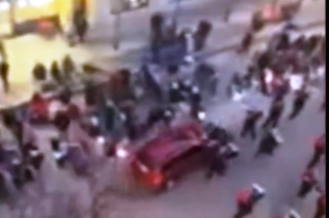 Xe “điên” lao vào đoàn diễu hành Giáng sinh ở Wisconsin, Mỹ