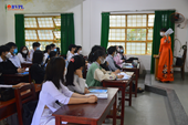 Ngày đầu học sinh lớp 12 ở Đà Nẵng trở lại lớp học sau thời gian nghỉ vì dịch