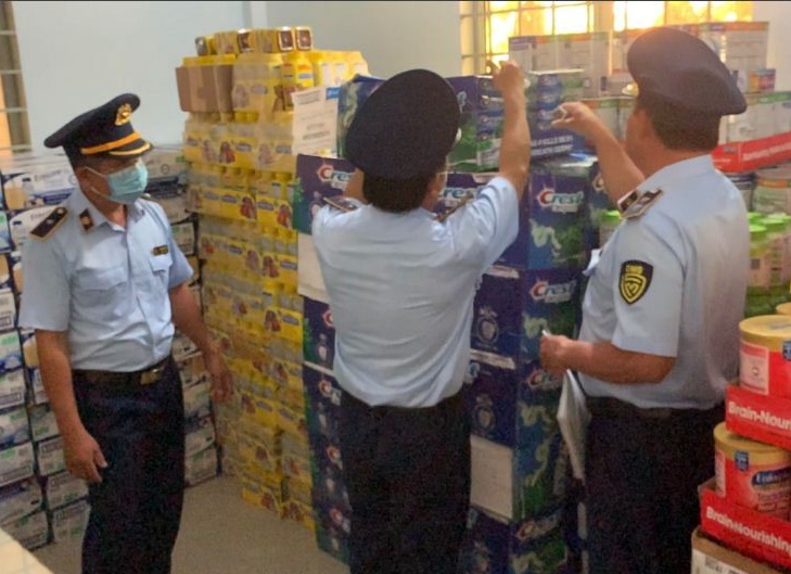 Lái xe bỏ lại phương tiện, phát hiện hàng trăm thùng sữa Ensure, Similac