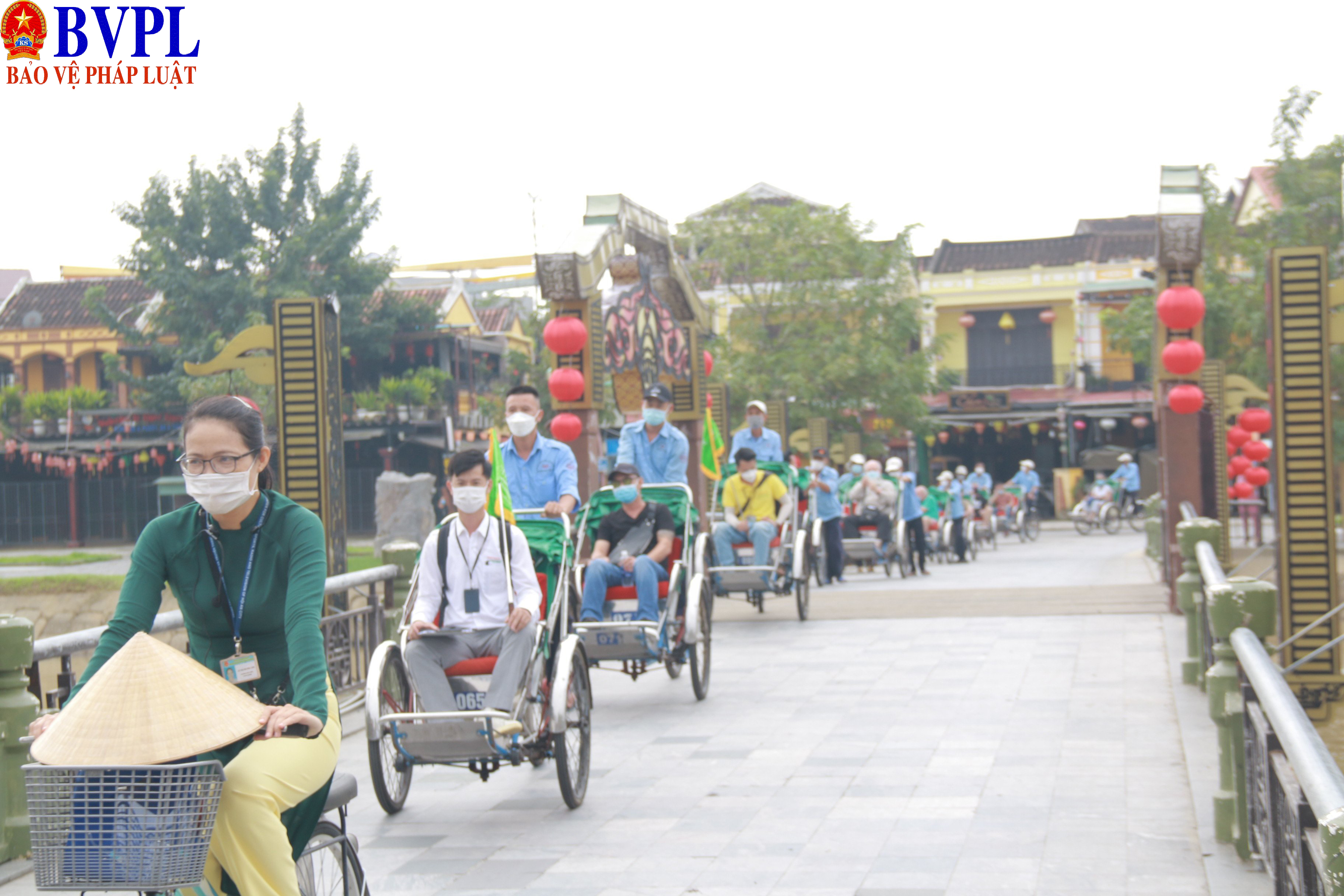 Du khách thích thú ngồi xích lô ngắm phố cổ Hội An