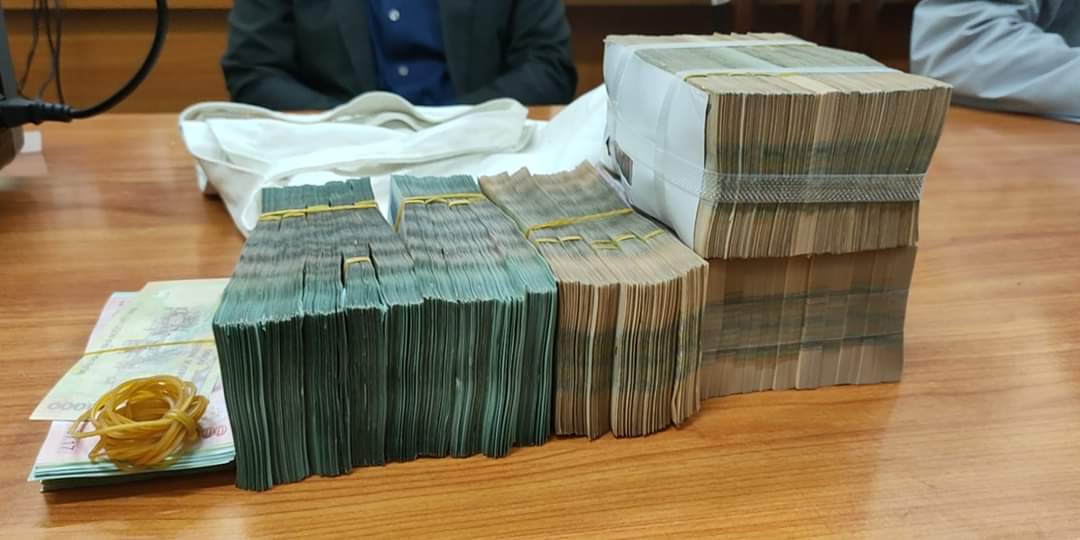 Người dân nhặt được và trả lại cán bộ xã gần 1 tỉ đồng