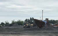 Kinh Môn Hải Dương  Chính quyền buông lỏng quản lý để bãi than hoạt động trái phép
