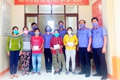 Cụm thi đua số 1, VKSND tỉnh Phú Yên tặng quà cho các gia đình có hoàn cảnh khó khăn