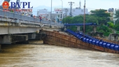 Sà lan trôi dạt do lũ lớn, cầu Hà Ra, Nha Trang bị đe dọa, hơn 10 000 hộ dân mất nước sinh hoạt