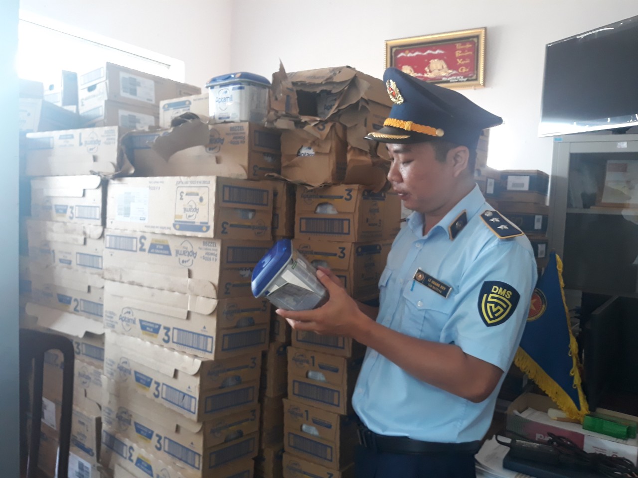 Tạm giữ 2400 hộp sữa Ensure Gold nhập lậu tại Long An