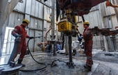 OPEC đồng ý tăng sản lượng khai thác dầu 400 000 thùng ngày