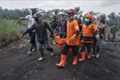 Hình ảnh như ngày tận thế khi núi lửa Semeru phun trào ở Indonesia
