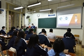 Học sinh lớp 12 Hà Nội hào hứng trở lại trường sau thời gian dài học trực tuyến