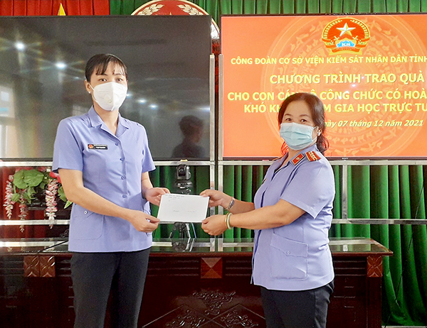 VKSND tỉnh Long An trao quà cho con cán bộ công chức có hoàn cảnh khó khăn