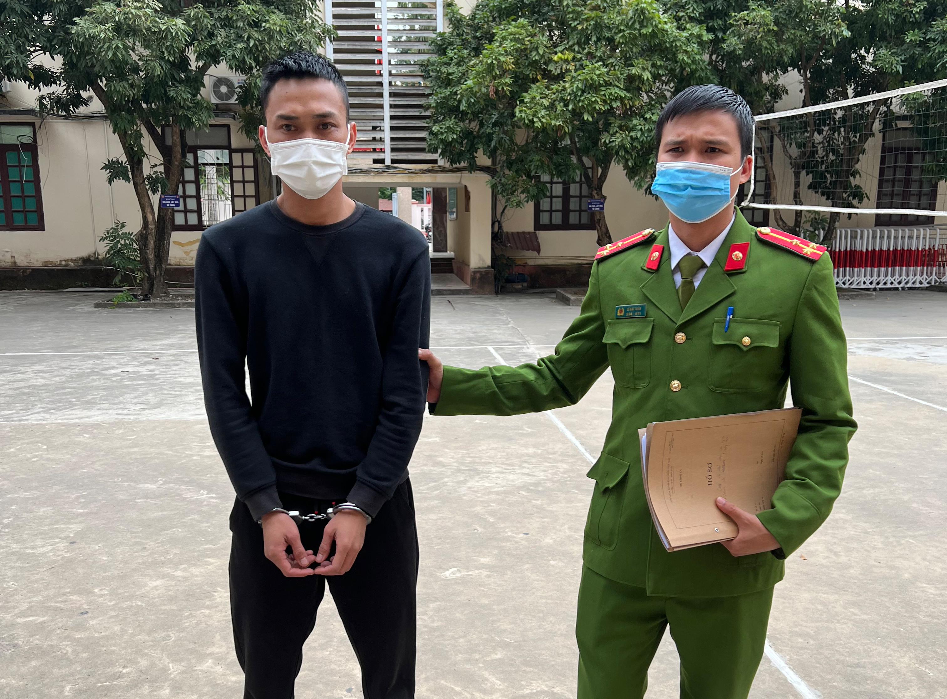 Người phụ nữ bị gã trai kề dao vào cổ, cướp tiền vừa rút từ cây ATM