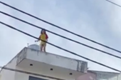 CLIP Cảnh sát giải cứu cô gái trẻ nghi ngáo đá nhảy múa trên mái nhà