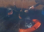 Cảnh sát lặn xuống kênh nước đen ngòm tìm thi thể nạn nhân tự tử