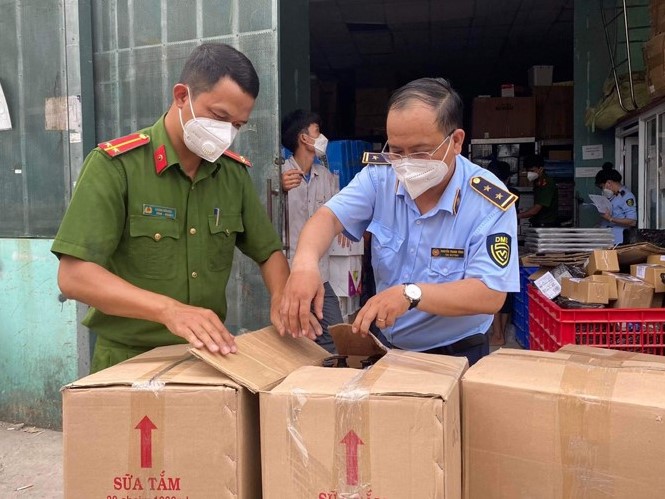 Phát hiện hàng chục nghìn sản phẩm đồ gia dụng, mỹ phẩm không rõ nguồn gốc