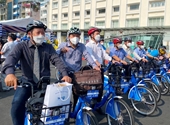 Người dân trải nghiệm xe đạp công cộng ở TP Hồ Chí Minh