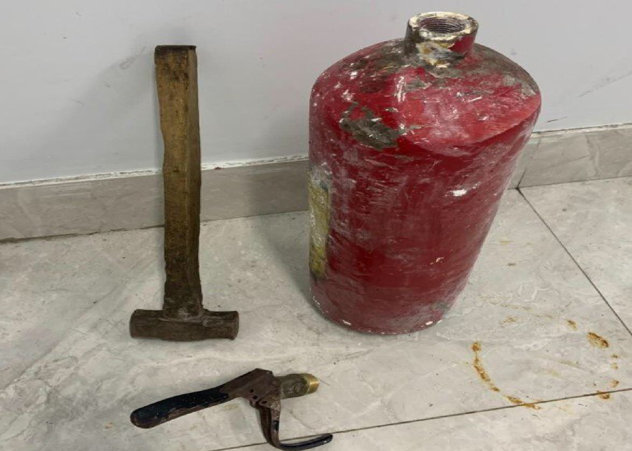 Phá bình chữa cháy để bán phế liệu, 4 người bị thương