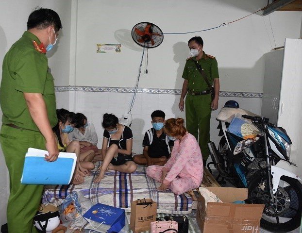 10 nam, nữ tổ chức “bay lắc” trong nhà trọ, một người dương tính COVID-19