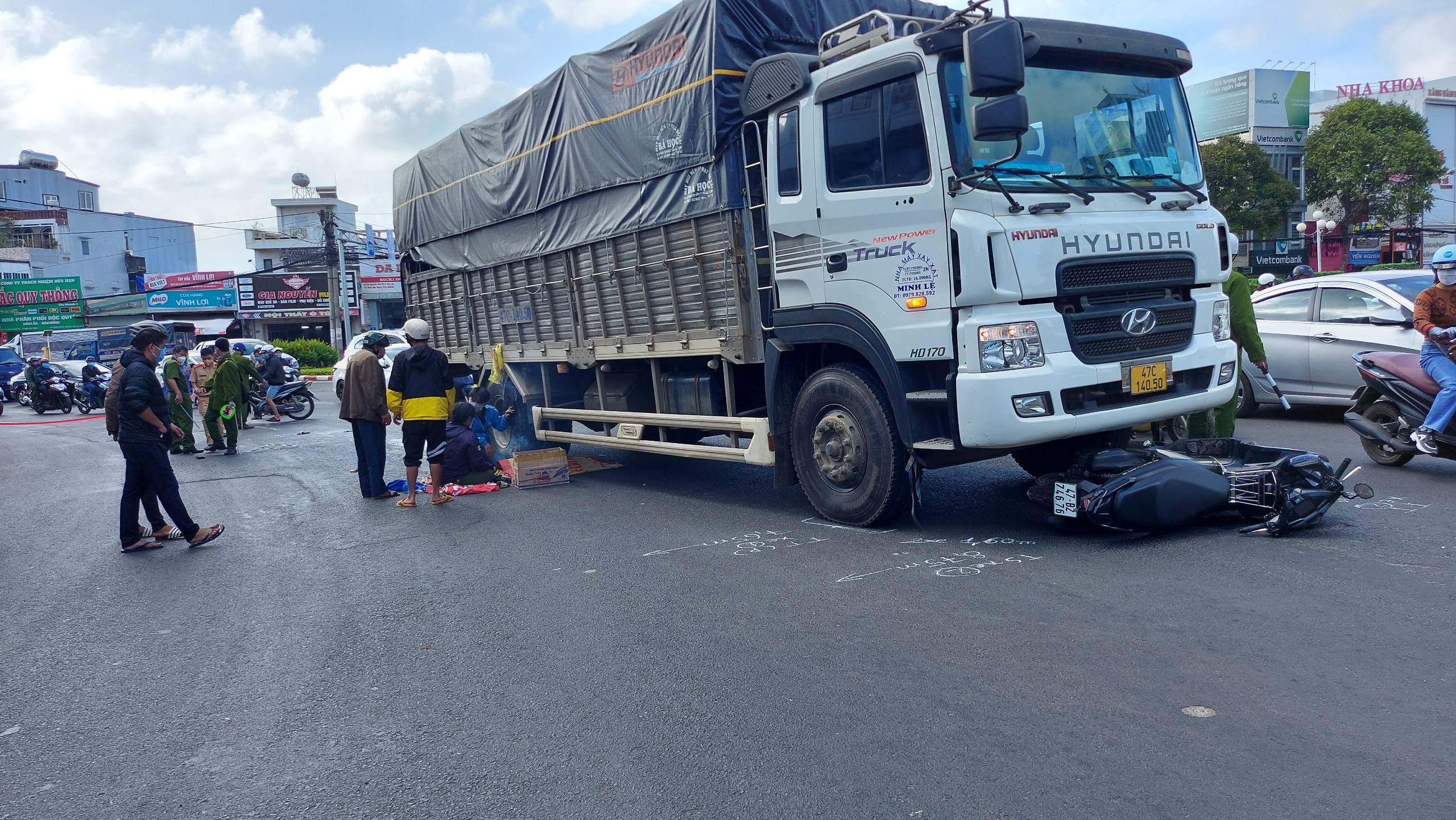 Bé trai 7 tuổi trên đường đi học bị xe tải cán tử vong thương tâm