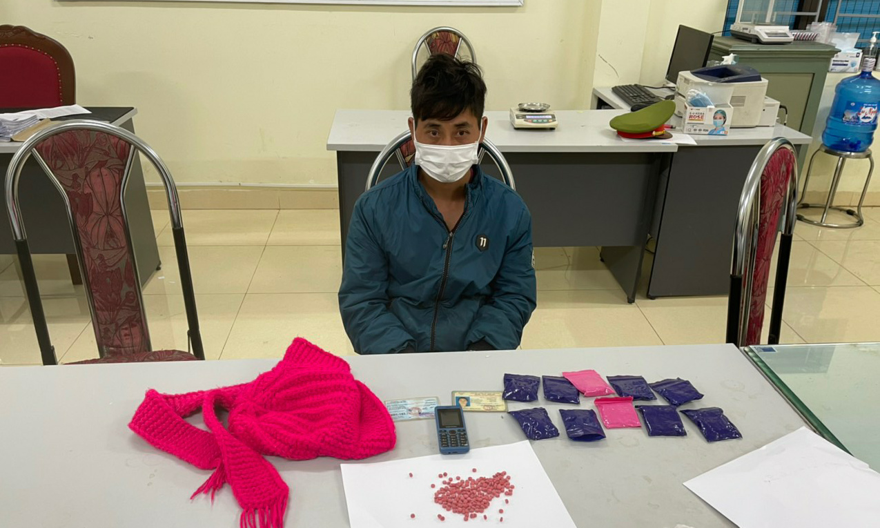 Bắt giữ đối tượng vận chuyển trái phép gần 2 000 viên ma túy tổng hợp