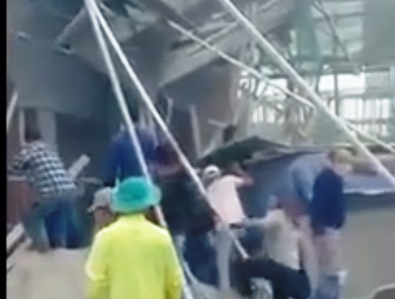 Sập giàn giáo khi xây dựng khu đô thị, 2 công nhân bị thương