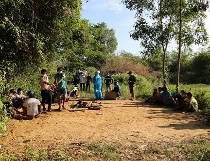 Bắt quả tang 19 đối tượng tụ tập đá gà ở bãi đất trống