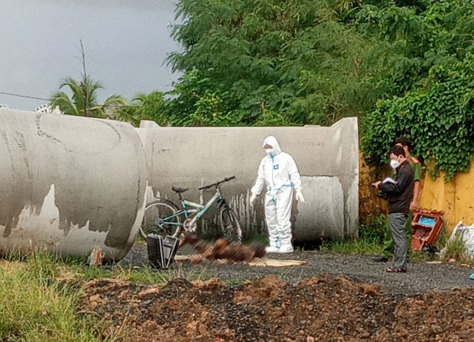 Phát hiện thi thể cháy đen bên trong ống cống ven đường