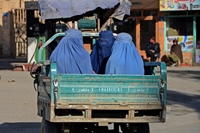 Phụ nữ Afghanistan ra đường phải có người thân nam giới đi cùng nếu đi xa hơn 72 km