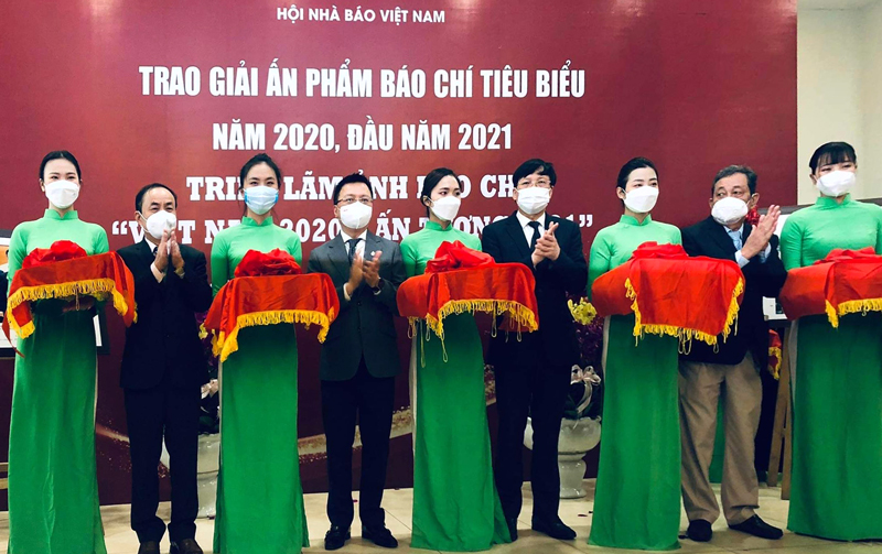 Báo Bảo vệ pháp luật đạt giải B Giải thưởng Bìa Báo Tết ấn tượng