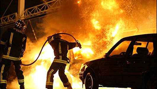 Cả ngàn ô tô bị đốt cháy trong đêm giao thừa ở Pháp