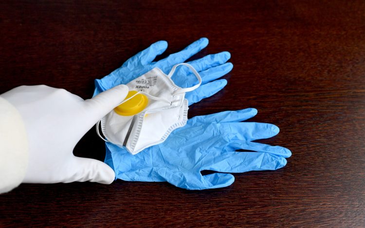 Bắt tạm giam tổng giám đốc lừa bán găng tay y tế chiếm đoạt 24 tỉ đồng