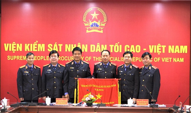 Vụ 15, VKSND tối cao đón nhận Cờ thi đua của Chính phủ