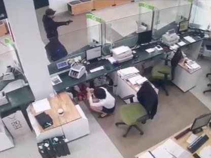 Nổ súng cướp ngân hàng tiền tỉ rồi tẩu thoát