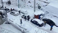 Đô xô ngắm tuyết rơi, 22 người chết cóng trong ô tô