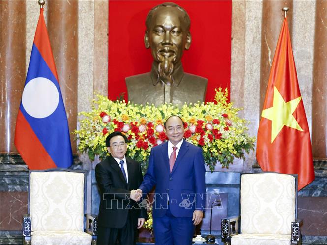 Chủ tịch nước Nguyễn Xuân Phúc tiếp Thủ tướng Lào Phankham Viphavanh