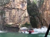 CLIP Khoảnh khắc vách đá ven hồ bất ngờ đổ sụp, 10 người chết, mất tích