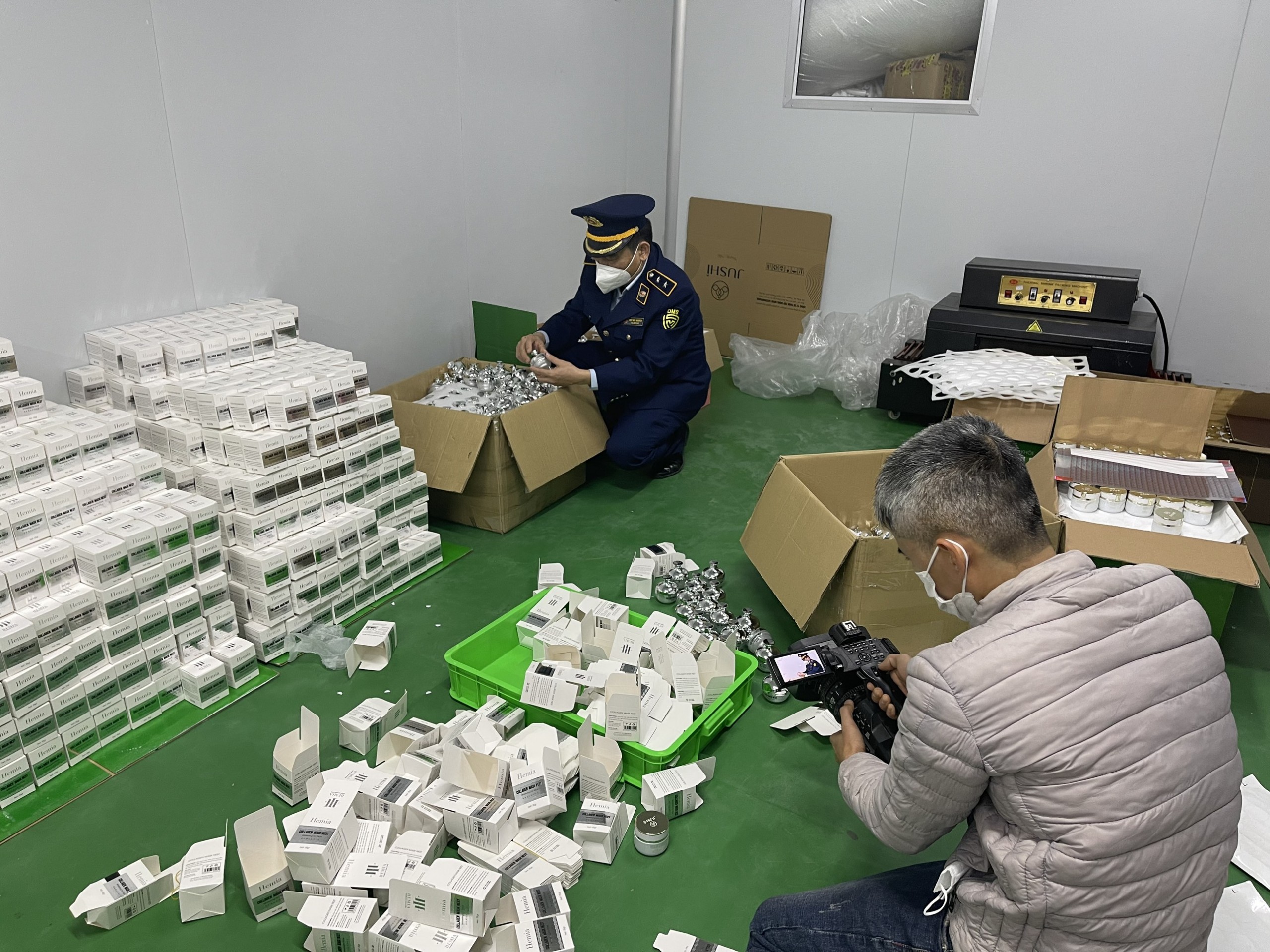 CLIP Dấu hiệu sai phạm tại cơ sở sản xuất mỹ phẩm, thực phẩm chức năng khủng