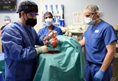 Bệnh nhân đầu tiên được ghép tim lợn phục hồi khả quan