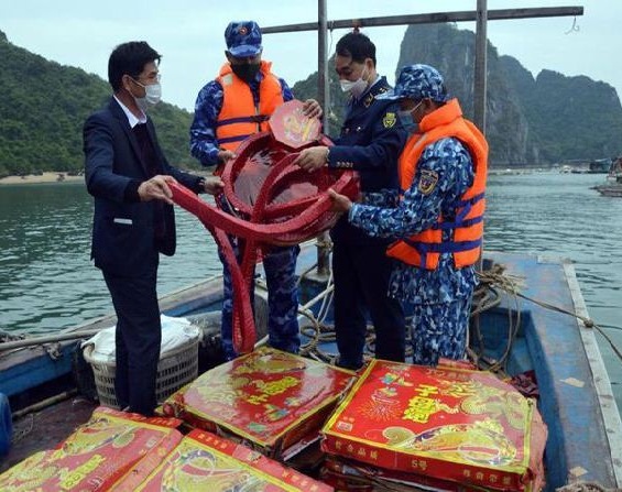 Bắt giữ gần 300 kg pháo nổ ở vùng biển